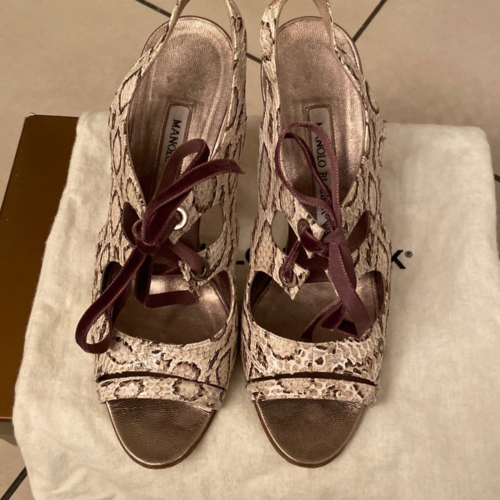 Milano Blahnik‘s Snakeskin laced heels